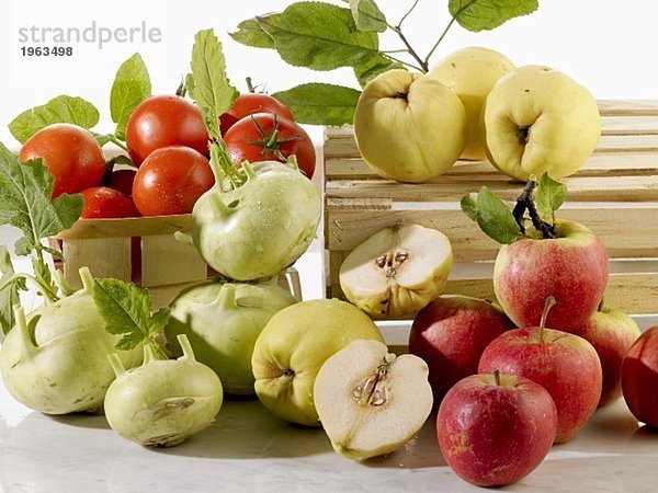 Frische Äpfel  Quitten und Gemüse