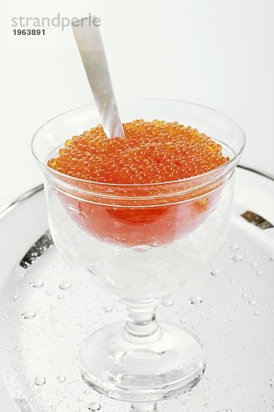 Forellenkaviar mit Perlmuttlöffel in einem Glasschälchen
