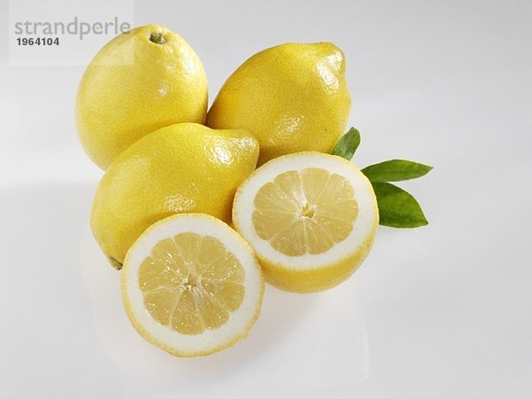 Drei ganze und eine halbe Zitrone