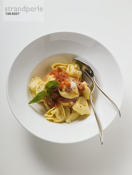 Tortellini mit Tomatensauce  Basilikum und Parmesan