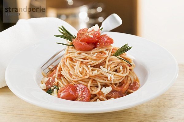 Spaghetti mit Tomaten und Rosmarin