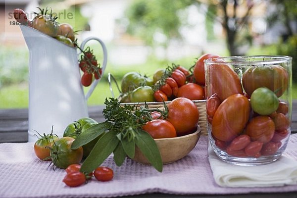 Verschiedene Tomaten auf Tisch im Freien