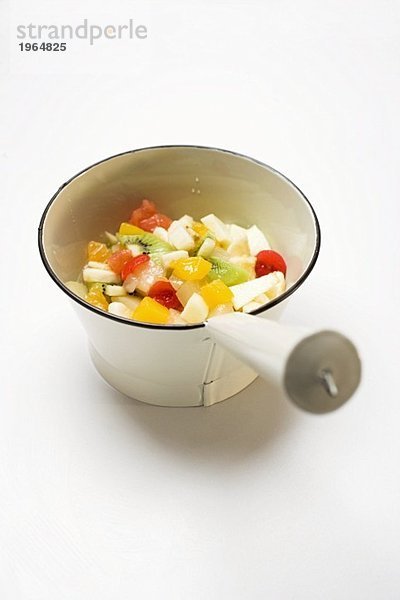 Fruchtsalat in kleinem Topf