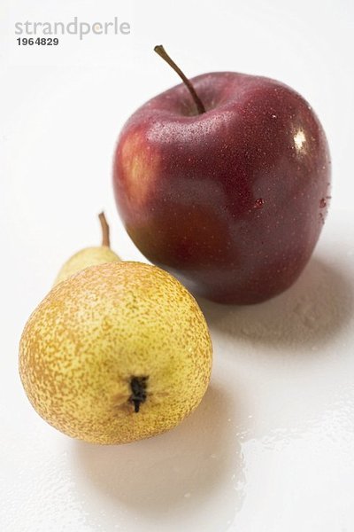 Roter Apfel und Birne