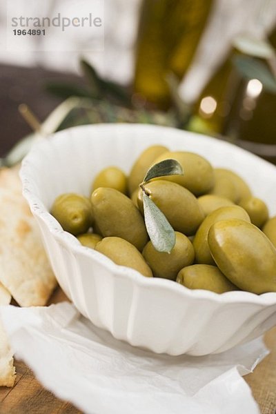 Grüne Oliven in weisser Schale