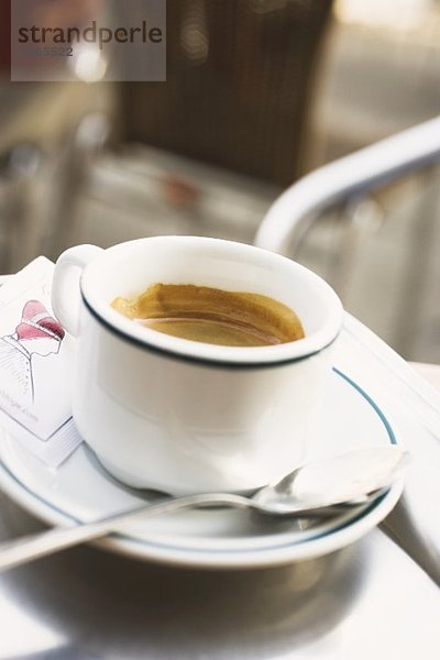 Tasse Espresso auf Tisch im Cafe