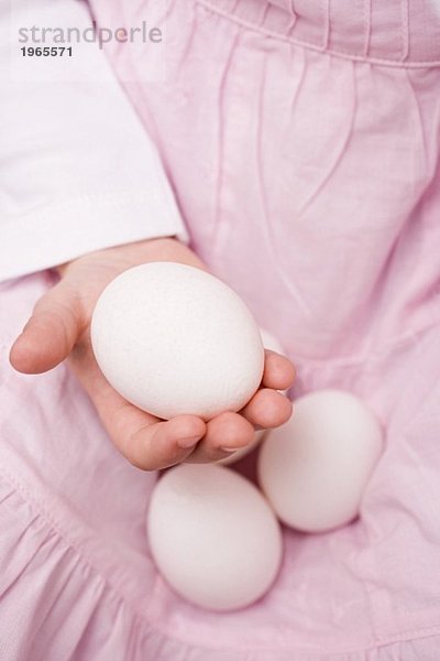 Kind hält weisse Eier