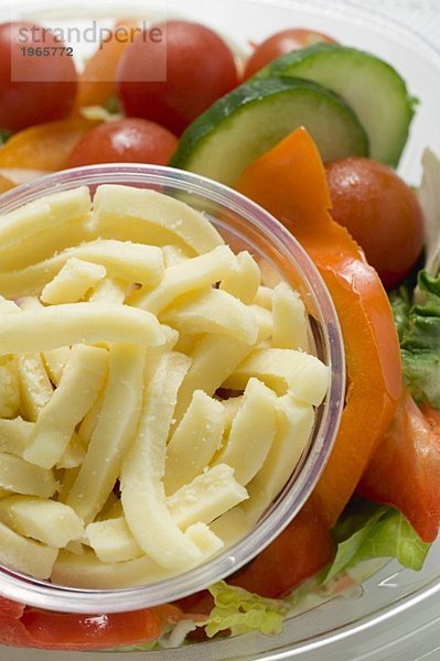 Salat mit geriebenem Käse zum Mitnehmen (Close Up)