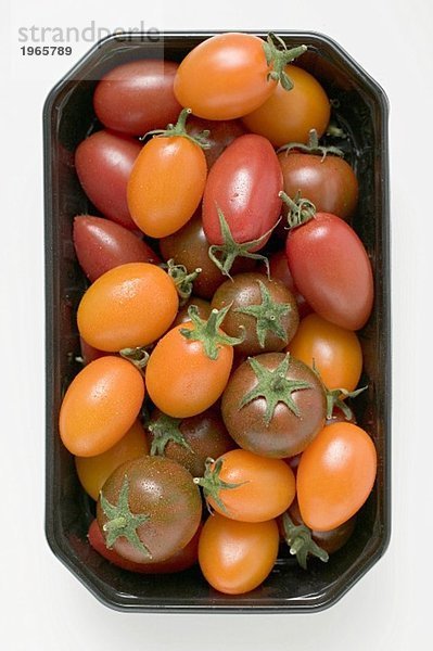 Verschiedene Tomaten in schwarzer Schale