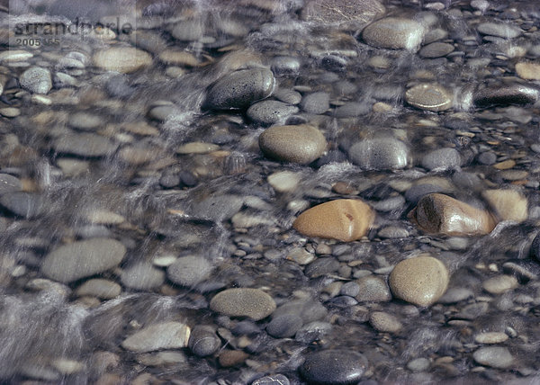 Steine in fließendem Wasser