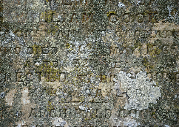 Inschrift in altem  verwittertem Grabstein
