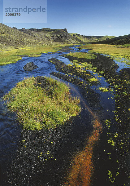 Bachlauf mit schwarzer Vulkanerde  Island