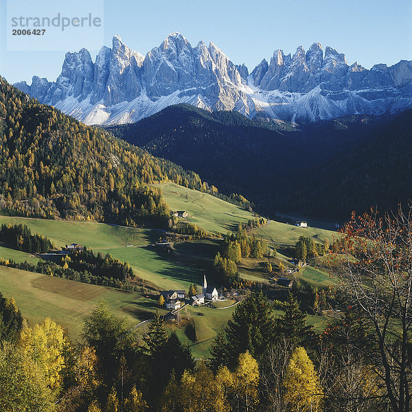 St. Magdalena im Villnößtal  herbstlich  Dolomiten  Südtirol  Italien