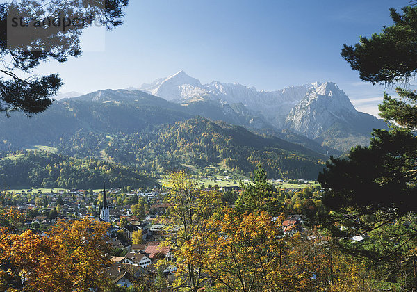 Garmisch-Partenkirchen mit Wettersteingebirge  Herbst  Bayern  Deutschland