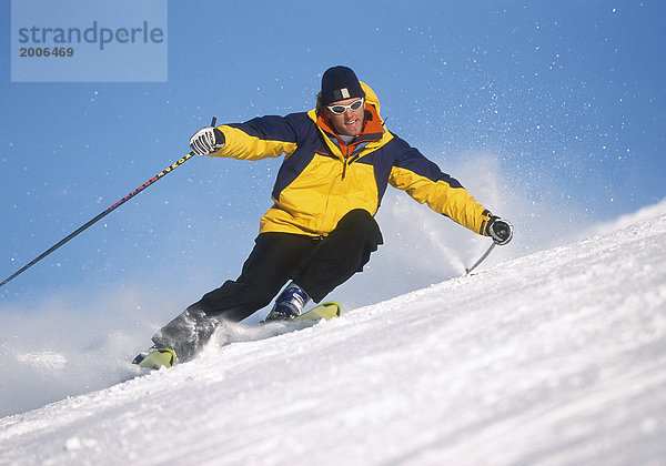 Skifahrer im sportlichem Schwung