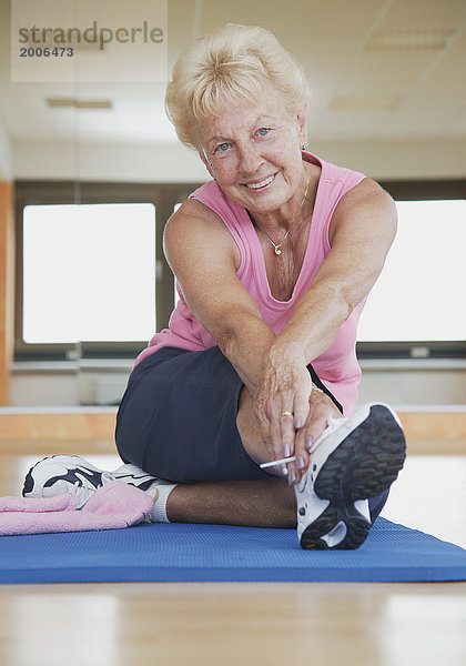 Seniorin bei Gymnastik  Stretching