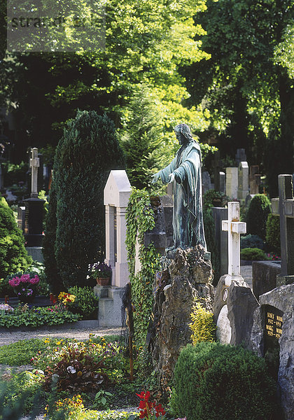 Grabmäler auf Friedhof