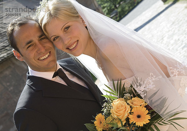 Hochzeit  Brautpaar  lächeln in Kamera