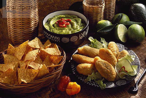 Mexikanische Menü: roter Pfeffer Krapfen und Guacamole