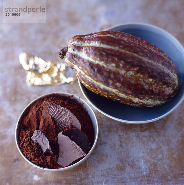 Schüssel mit Schokolade und Kakao bean