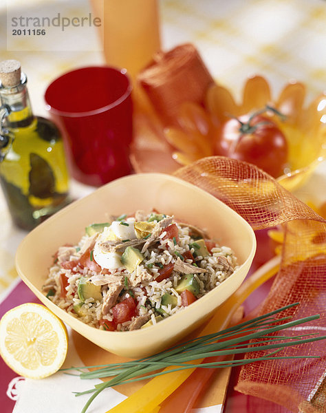 Thunfisch Reis-Salat mit Tomaten und avocado