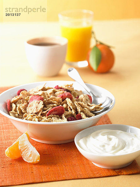 Schüssel Cereales und Sommer Obst