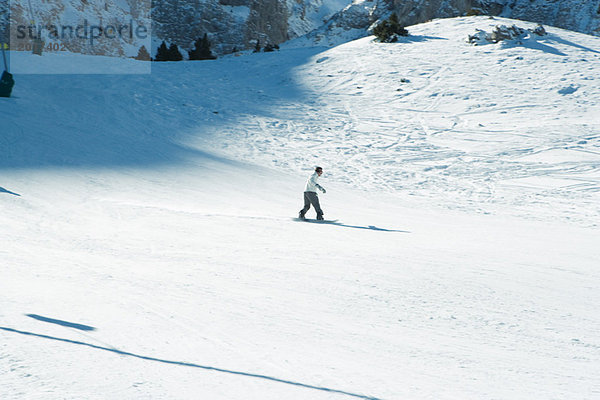 Junger Mann beim Snowboarden  hohe Blickwinkel