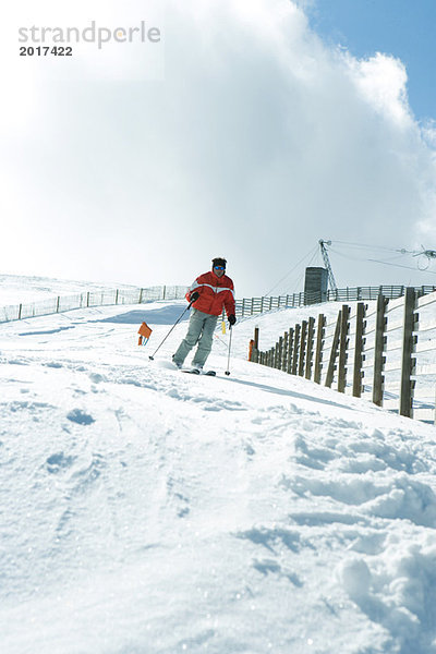 Reife Männer beim Skifahren auf der Piste  volle Länge