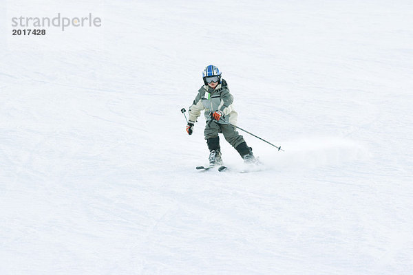 Junge Skifahrer auf der Piste  volle Länge