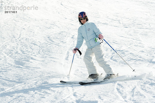 Teenager Mädchen Skifahren auf der Piste  volle Länge