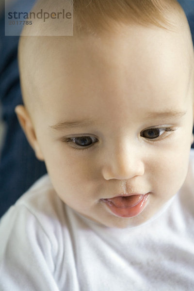 Baby mit offenem Mund  Nahaufnahme  Kopfschuss