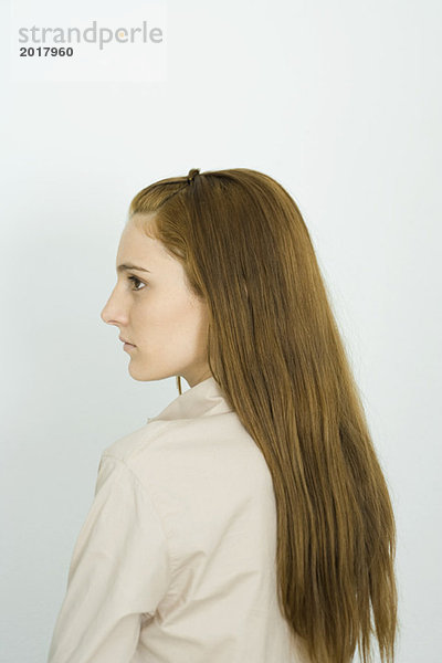 Junge Frau mit langem Haar  Profil  Portrait