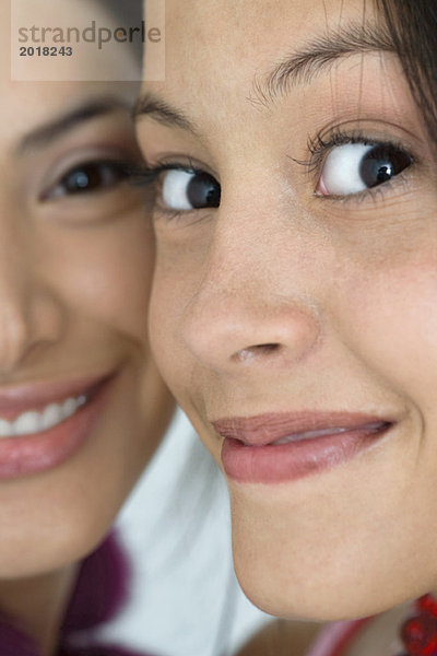 Zwei junge Freundinnen lächelnd vor der Kamera  extreme Nahaufnahme der Gesichter  beschnitten