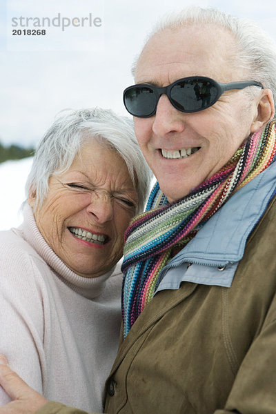 Seniorenpaar lächelt zusammen  Porträt