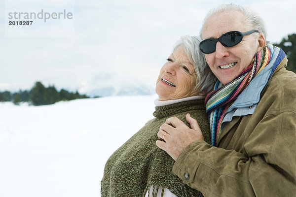 Seniorenpaar umarmend  lächelnd  im Freien  Portrait