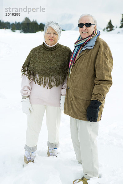 Seniorenpaar steht Seite an Seite im Freien  schaut in die Kamera  Porträt