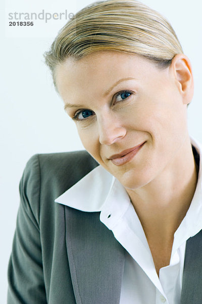 Geschäftsfrau lächelt vor der Kamera  Porträt