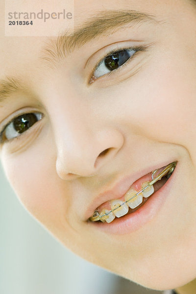 Junge mit Zahnspange lächelnd vor der Kamera  Portrait