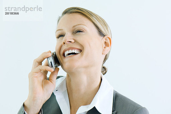 Geschäftsfrau mit Handy  lächelnd  Kopf zurück
