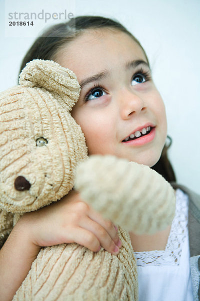 Kleines Mädchen mit Teddybär  Blick nach oben  Portrait
