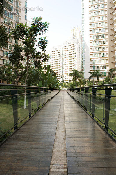 Fußgängerbrücke im Wohnkomplex Park