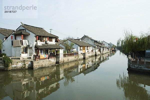 China  Provinz Guangdong  Häuser entlang des Kanals