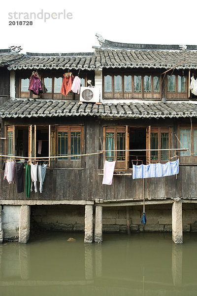 China  Provinz Guangdong  Häuser entlang des Kanals