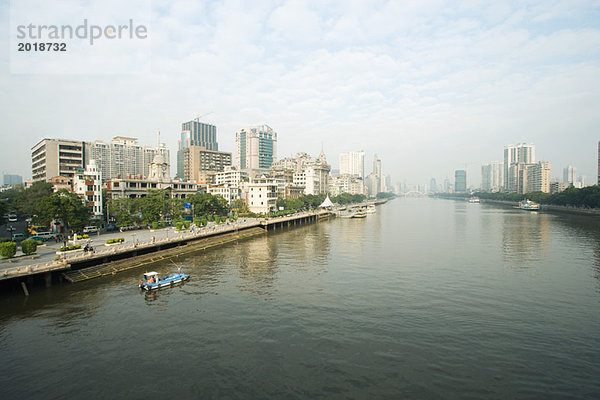 China  Provinz Guangdong  Guangzhou  Stadtbild vom Wasser aus gesehen