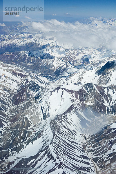 Die Anden  schneebedeckte Bergkette  Luftaufnahme