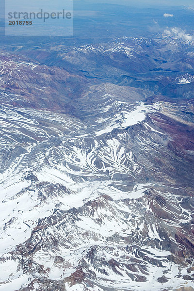 Die Anden  schneebedeckte Bergkette  Luftaufnahme