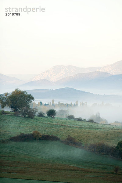 Neblige Landschaft  Cerdanya  Pyrenäen  Frankreich