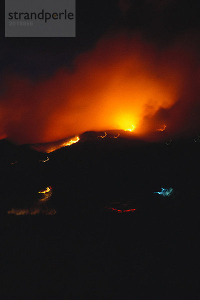 Frankreich  Korsika  Feuer bei Nacht