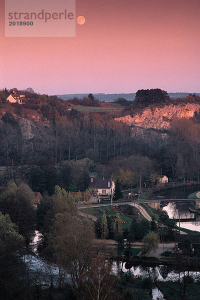 Frankreich  Burgund  Departement Yonne  Landschaft in der Dämmerung