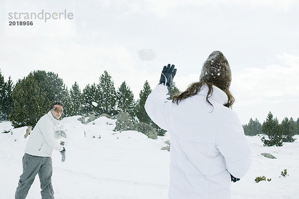 Junge Freunde bei einer Schneeballschlacht